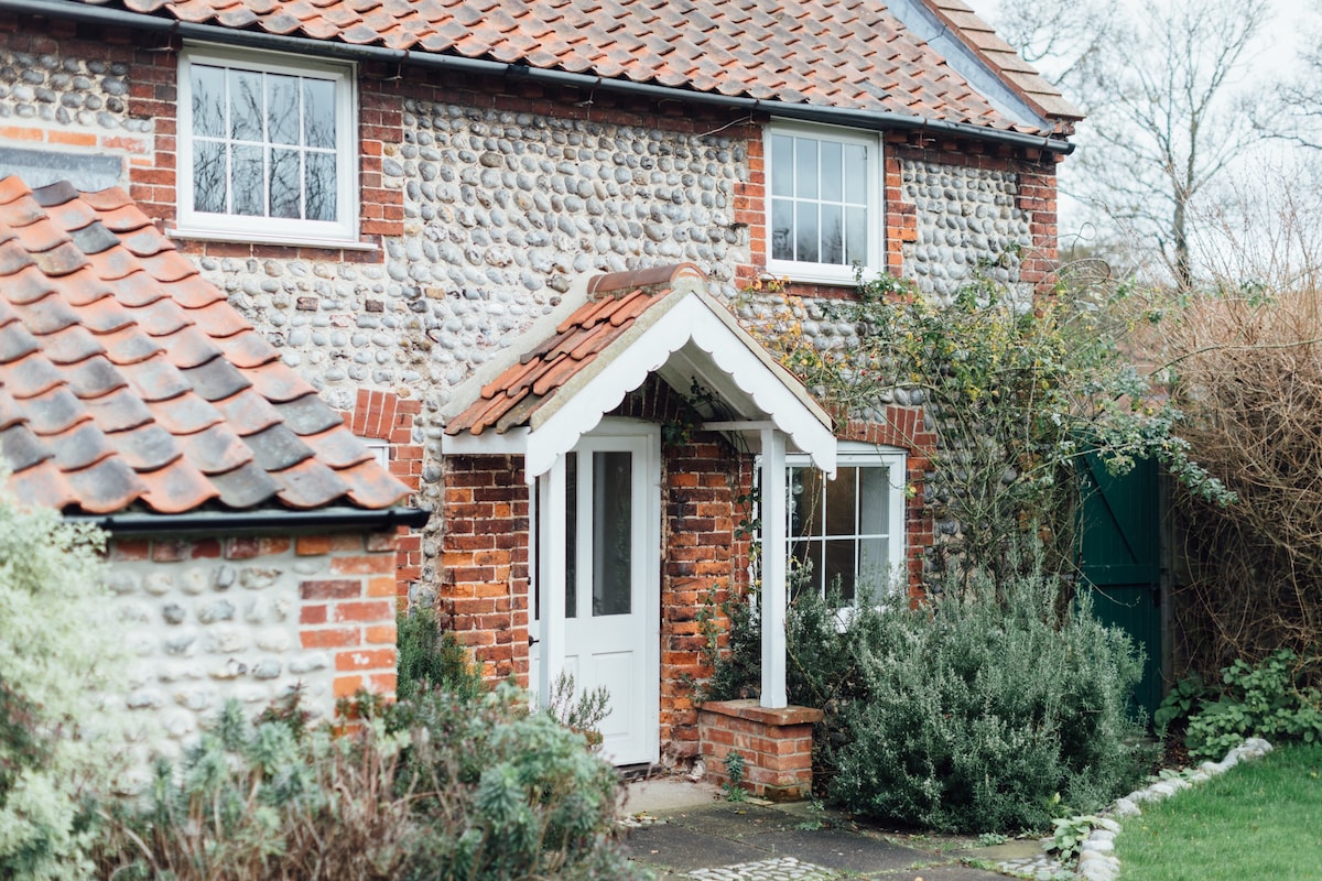 Charming detached flint cottage