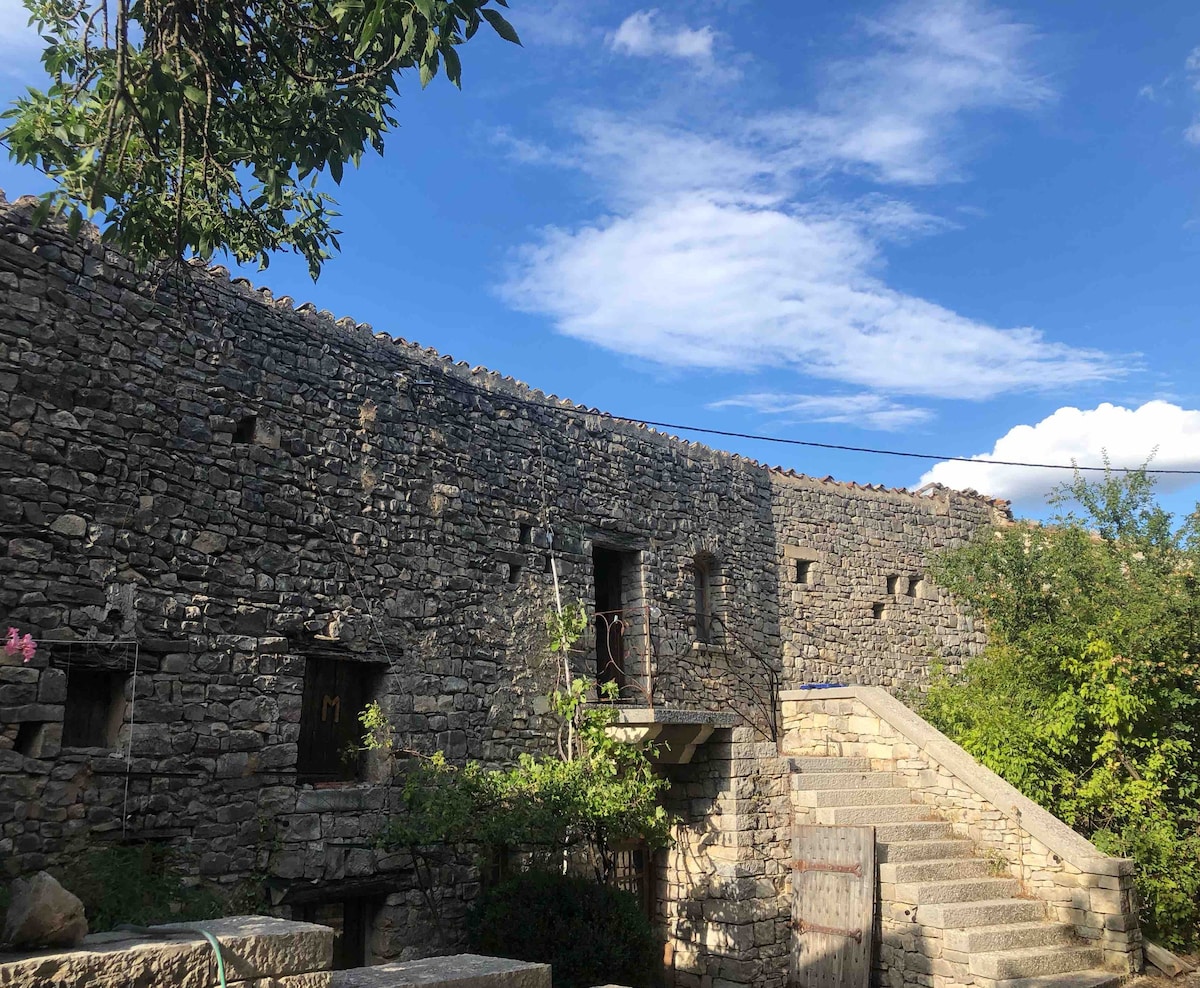 La Tour des Baronnies. Entrée et terrasse privées