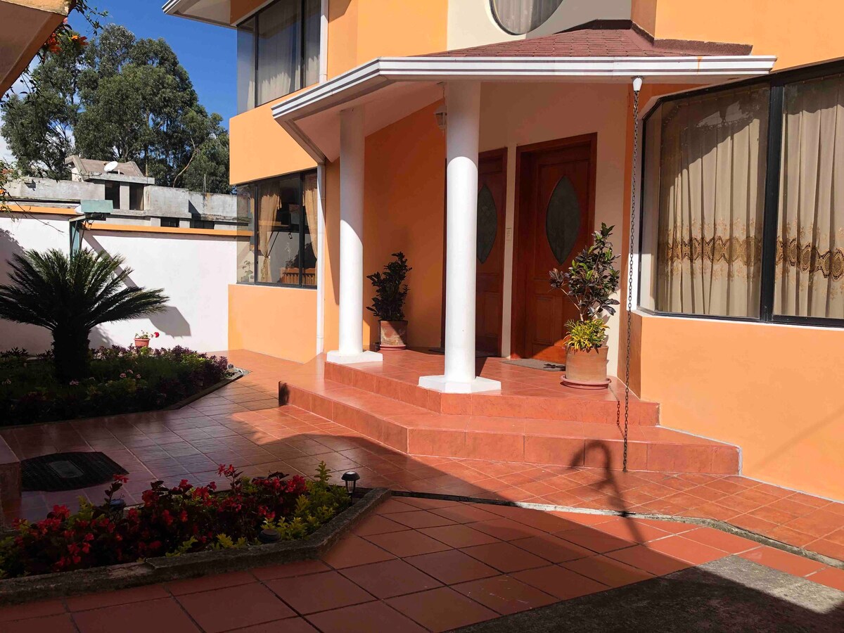 Large and quiet apartment close to Quito