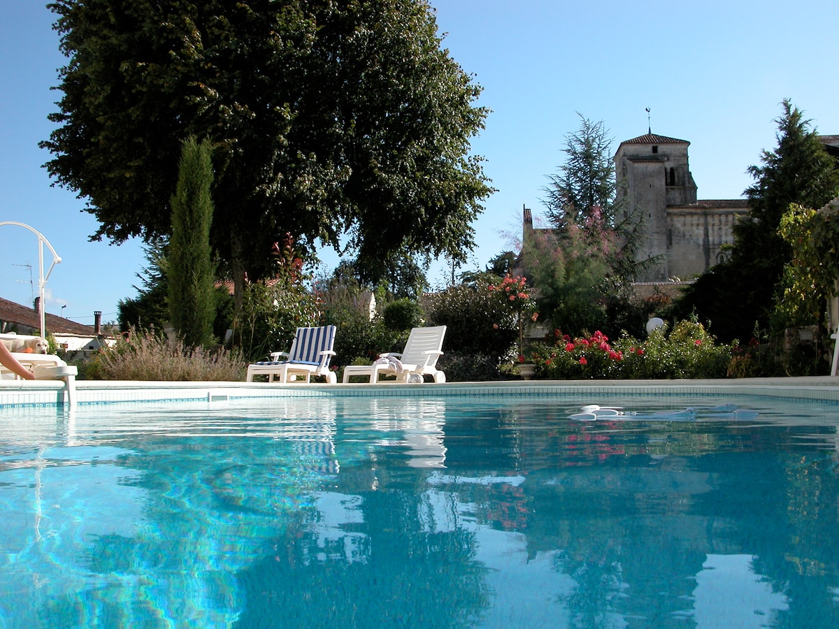 MAISON CHARENTAISE AVEC PISCINE CHAUFFEE