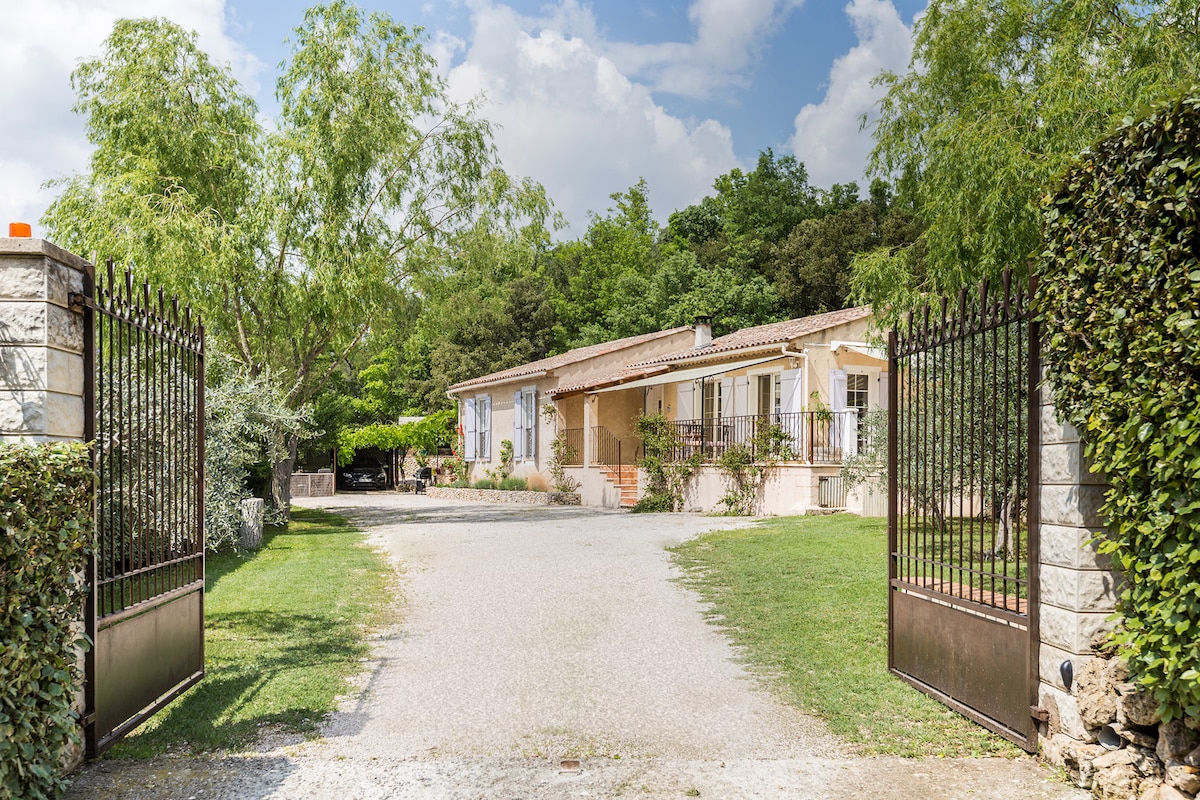 VILLA PISCINE JACUZZI POUR VACANCES EN PROVENCE