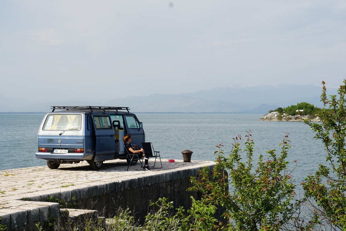 蓝色，一辆大众露营车，为冒险之旅做好准备！