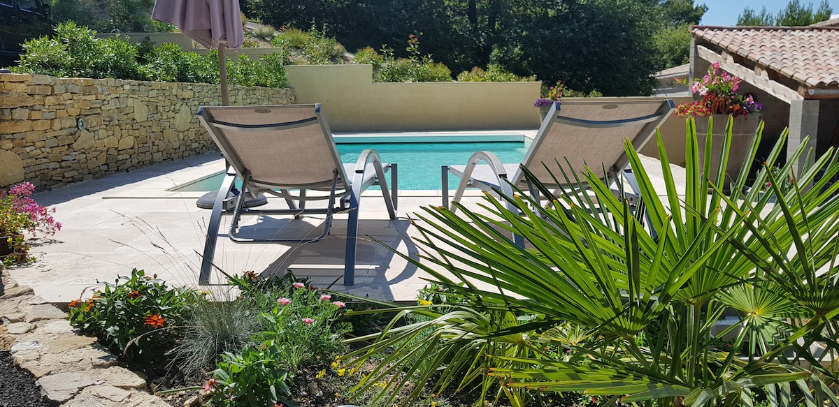 Maison calme avec piscine dans la pinède de Faucon