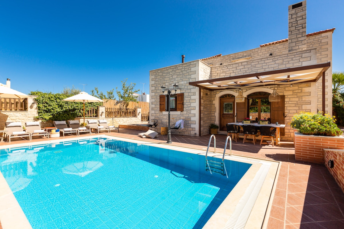 Villa Myrtia with private pool, Atsipopoulo center