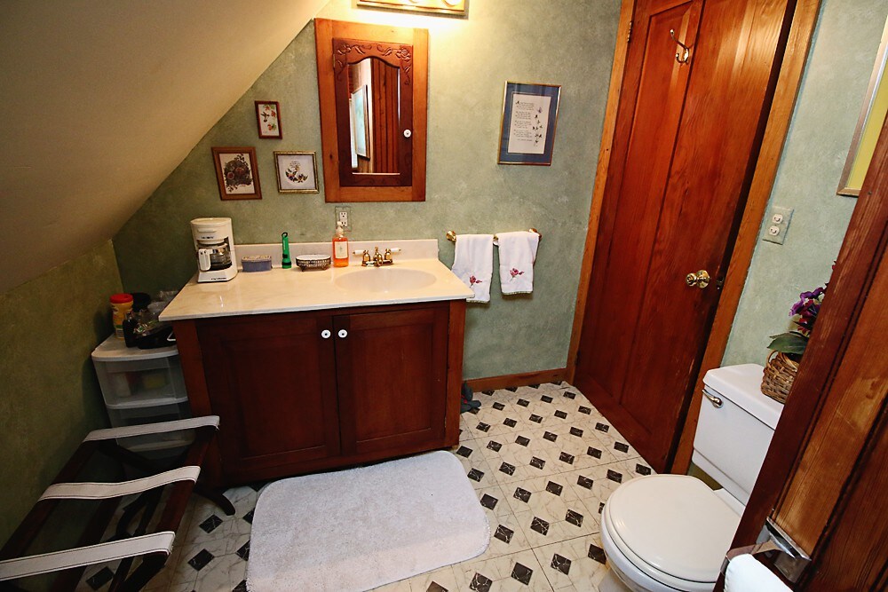 McIntosh Room (private bathroom) w/ Loft - Ebenezer House Bed and Breakfast