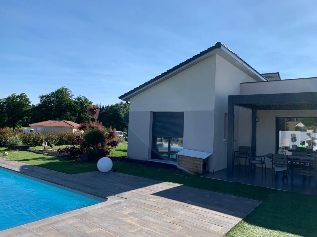 Maison moderne avec piscine à la campagne