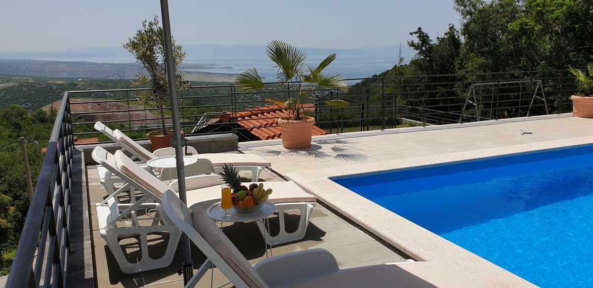里耶卡（ Rijeka ） Krk附近的Nilaria海景公寓和泳池