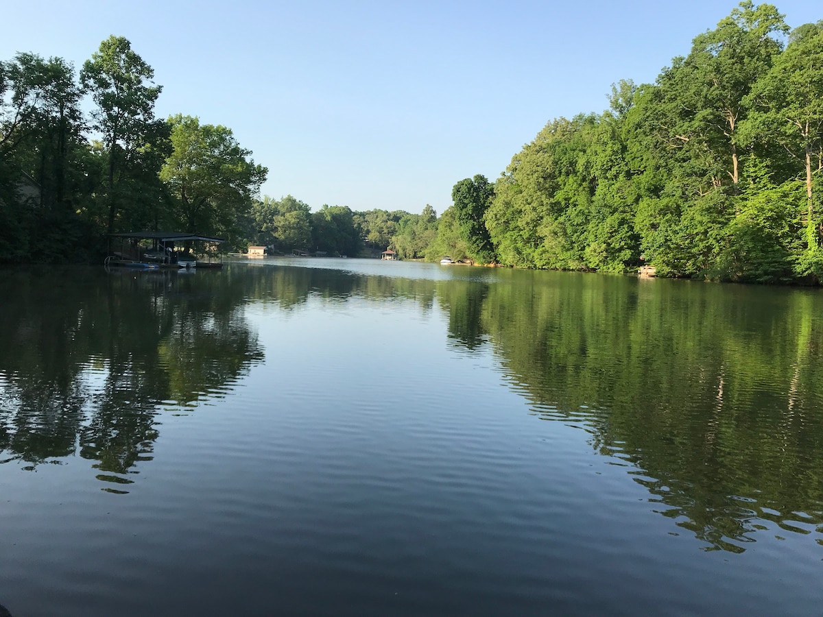 经典Loudoun堡湖畔别墅靠近诺克斯维尔（ Knoxville ）