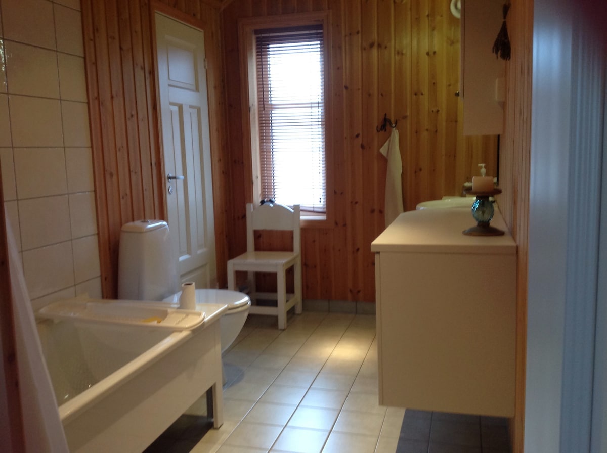 距离Bodø 25公里，有120张床的3
号房间。没有巴士！