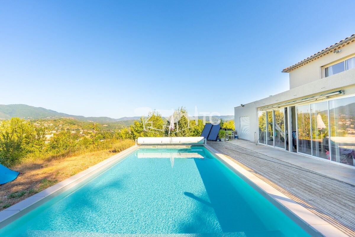 villa avec piscine privée et vue panoramique