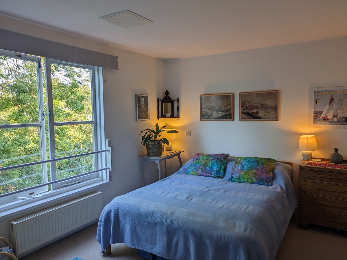 Charming Room in Falmouth Town