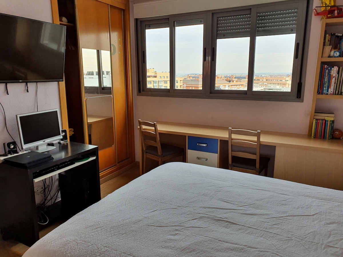 马德里舒适的顶层公寓，提供免费车库空间