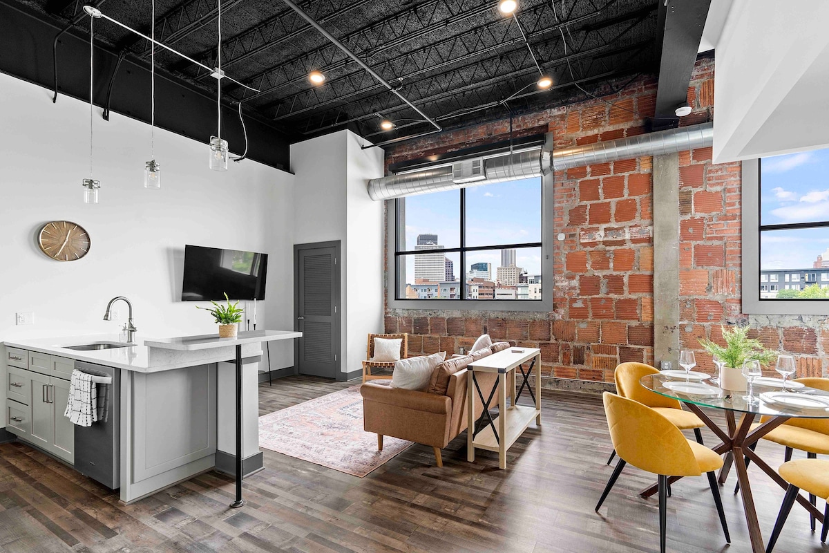 Beautiful LUXE Loft • King Bed, Work Desk, Parking