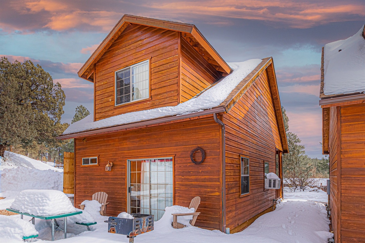 Elk Hollow Cabin with CHARM Backs National Forest,