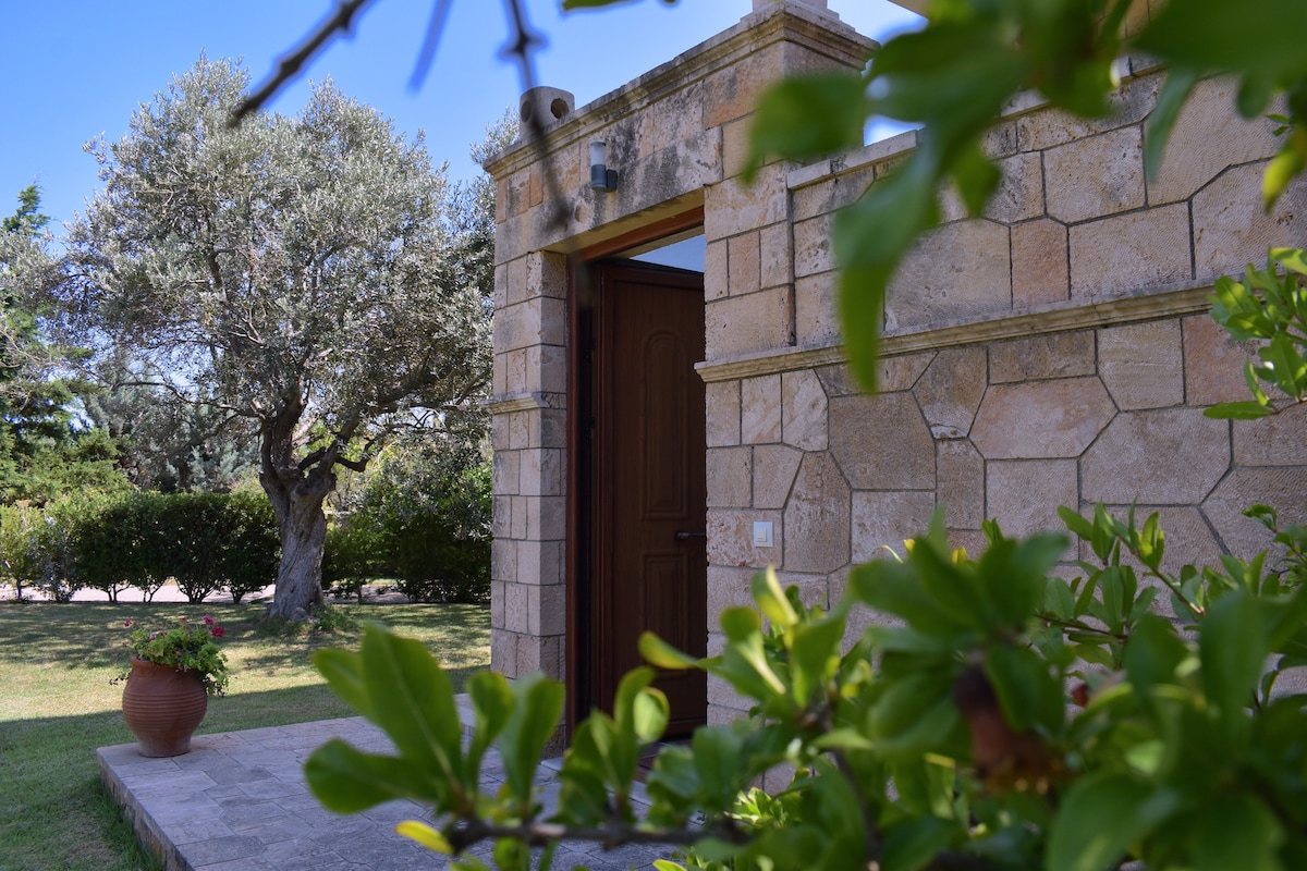 靠近Aegina市的海滨「石头和光线别墅」