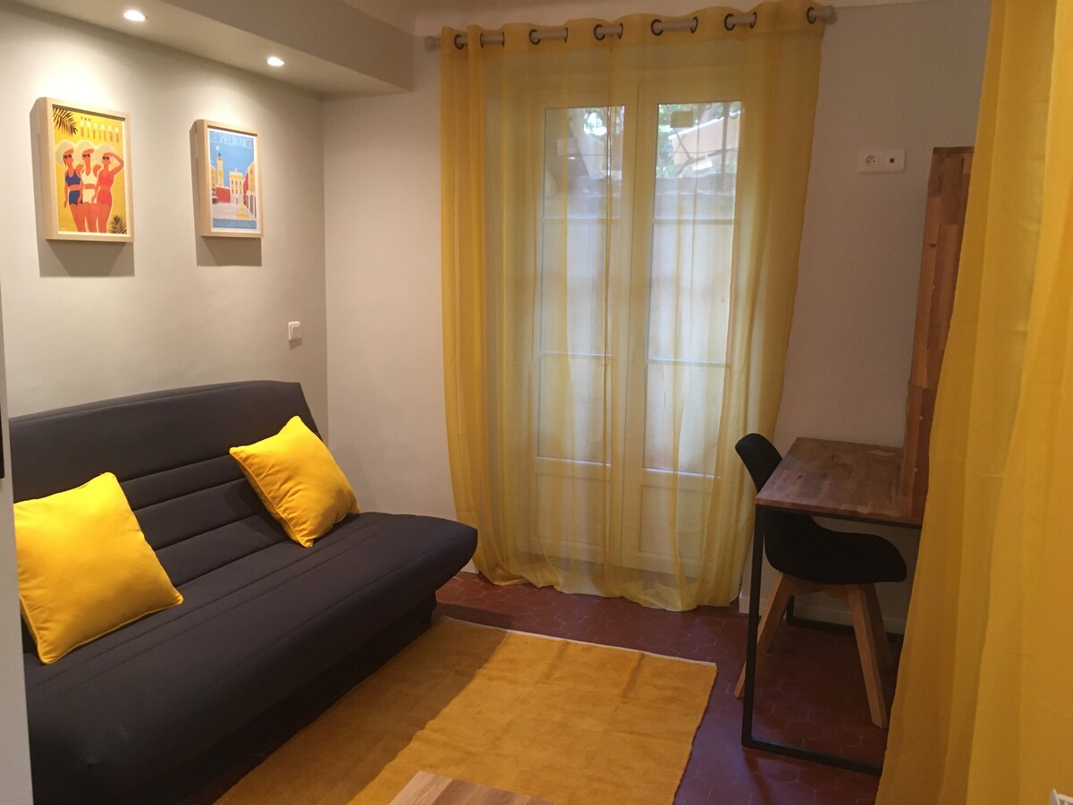 舒适的单间公寓，位于一栋漂亮的Niçois建筑内。