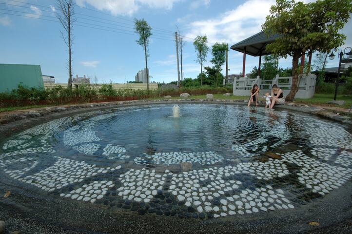 民宿天然涌泉戏水池