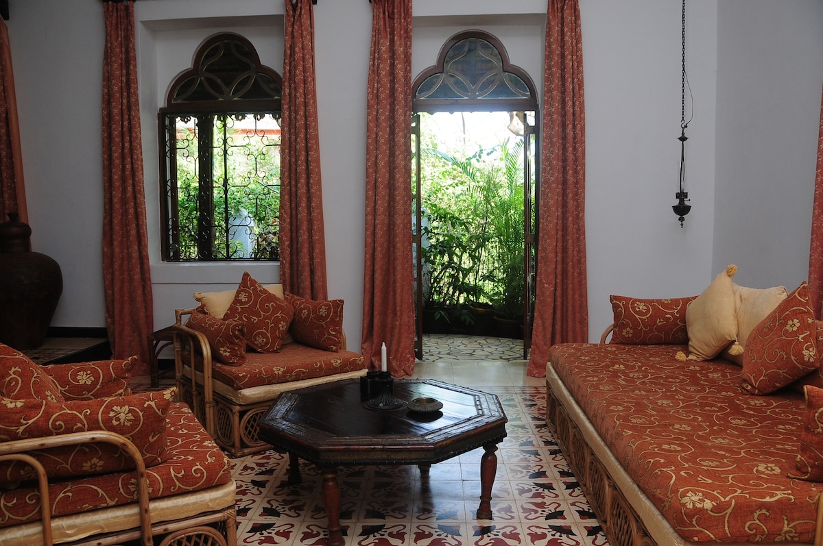 Romantic suite in Traditional Villa