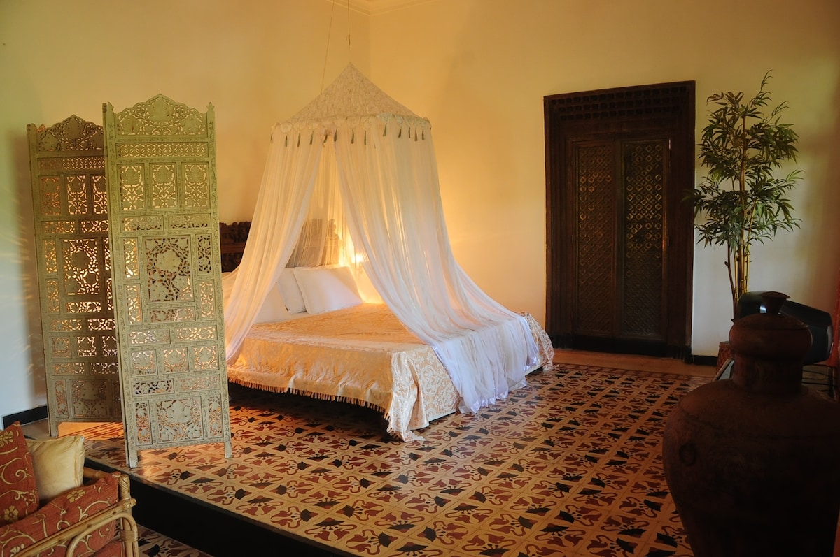 Romantic suite in Traditional Villa