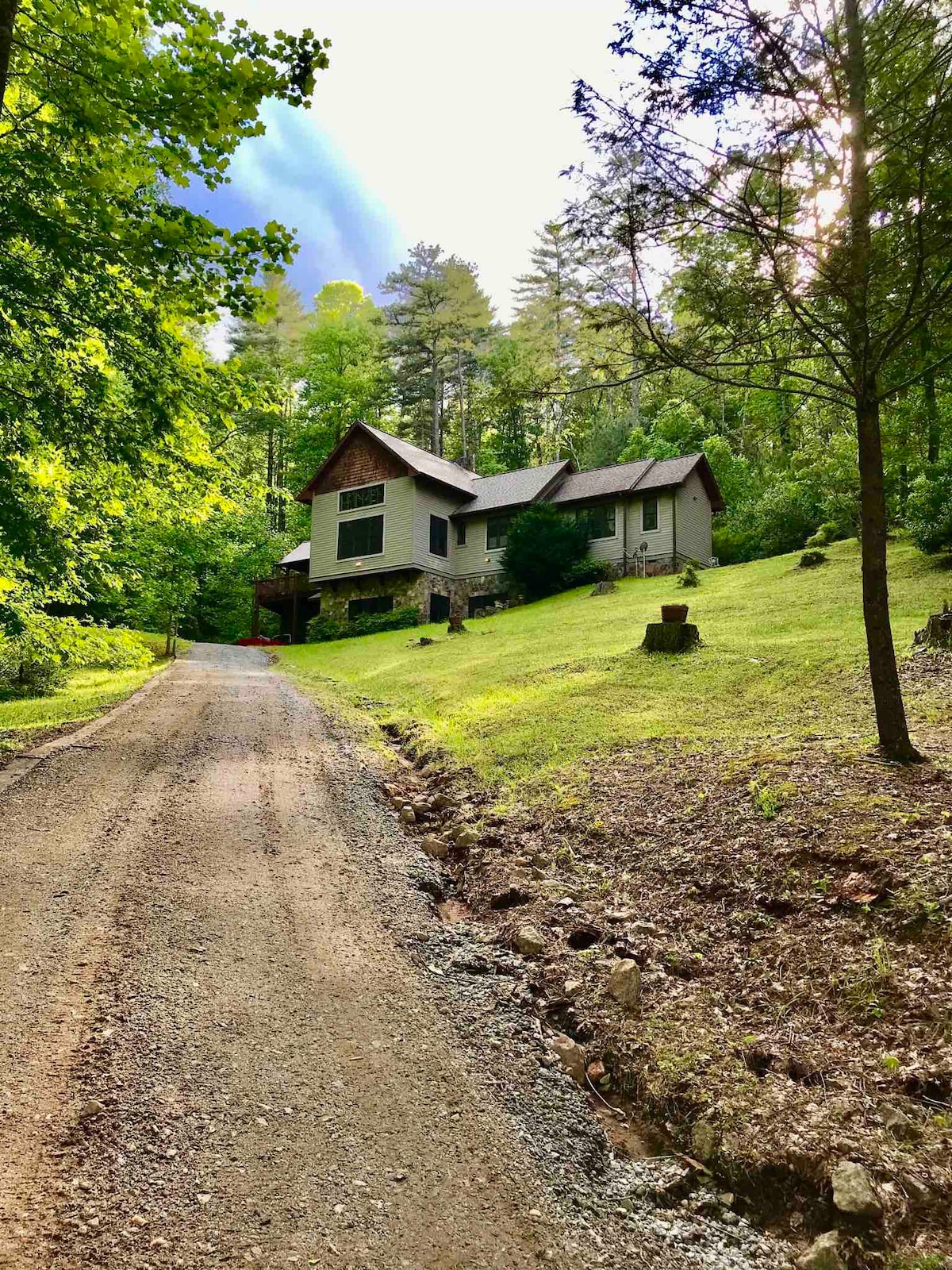 拉蓬湖山之家（ Lake Rabun Mountain Home ） ，可通往水。