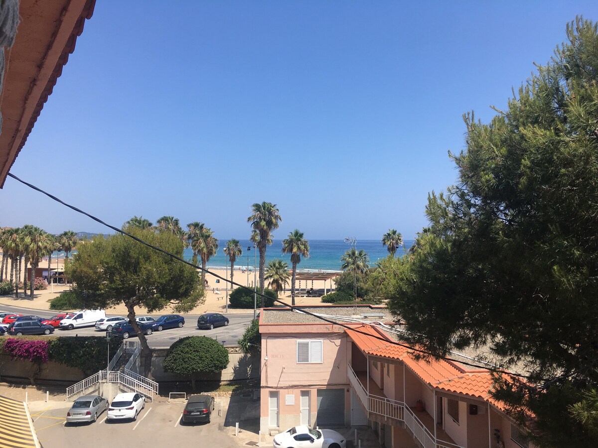 Apartment first line of Sea and beach in Tarragona