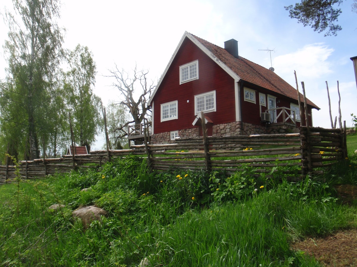 National romantic cottage near lake