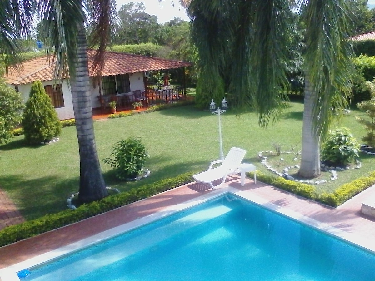 Hermosa Casa con ambiente Tropical cerca a Cali.