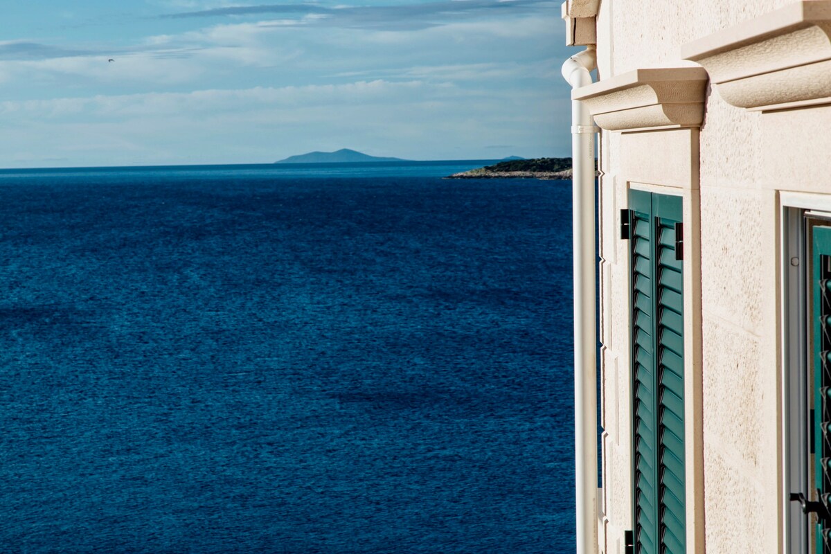 Sea Front Villa SeaBreeze on island Vis with pool