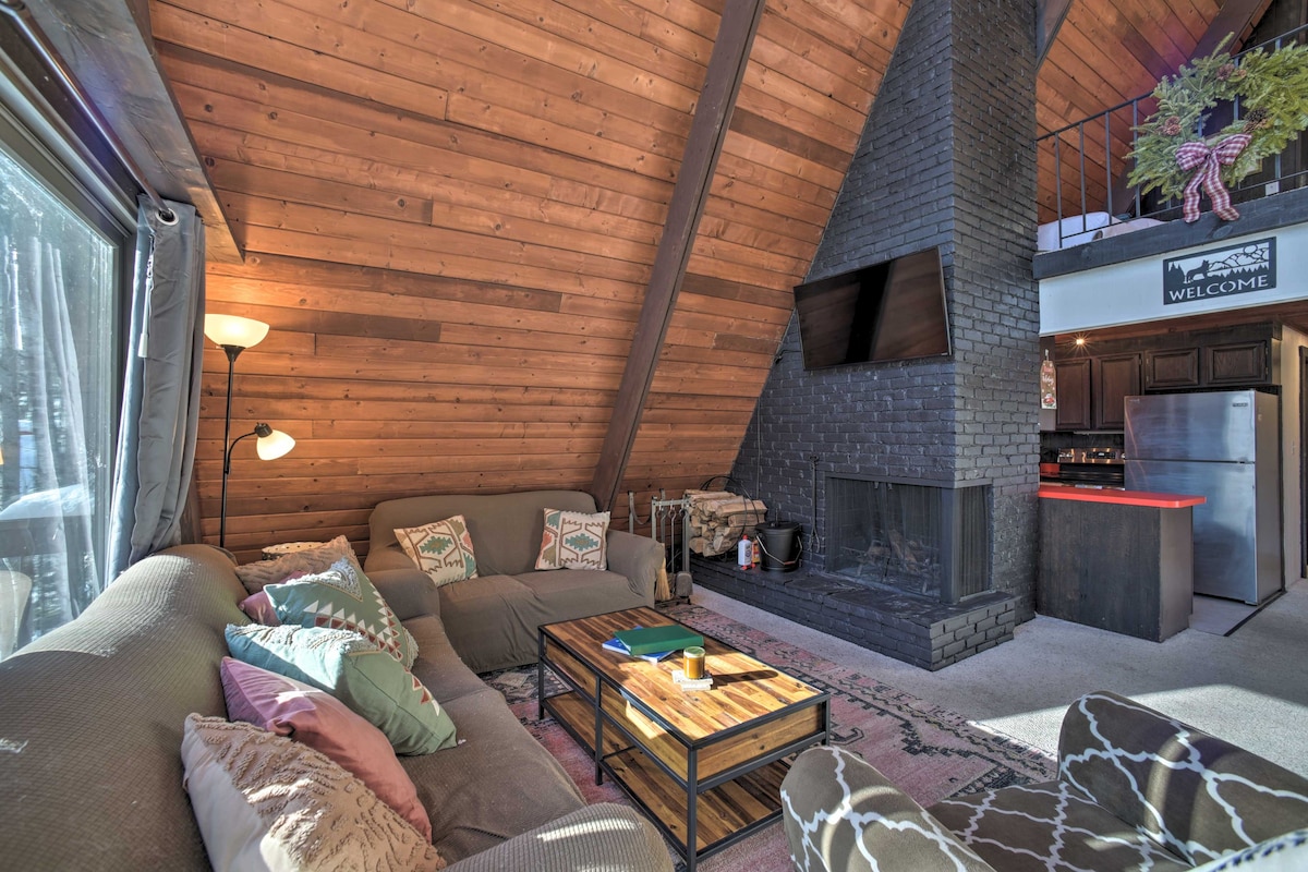 Cozy A-Frame Cabin w/ Pool Table: 8 Mi to Mt Snow!