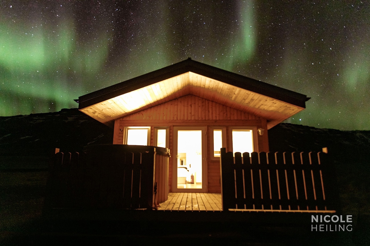 冰岛西部马场上的温馨小屋