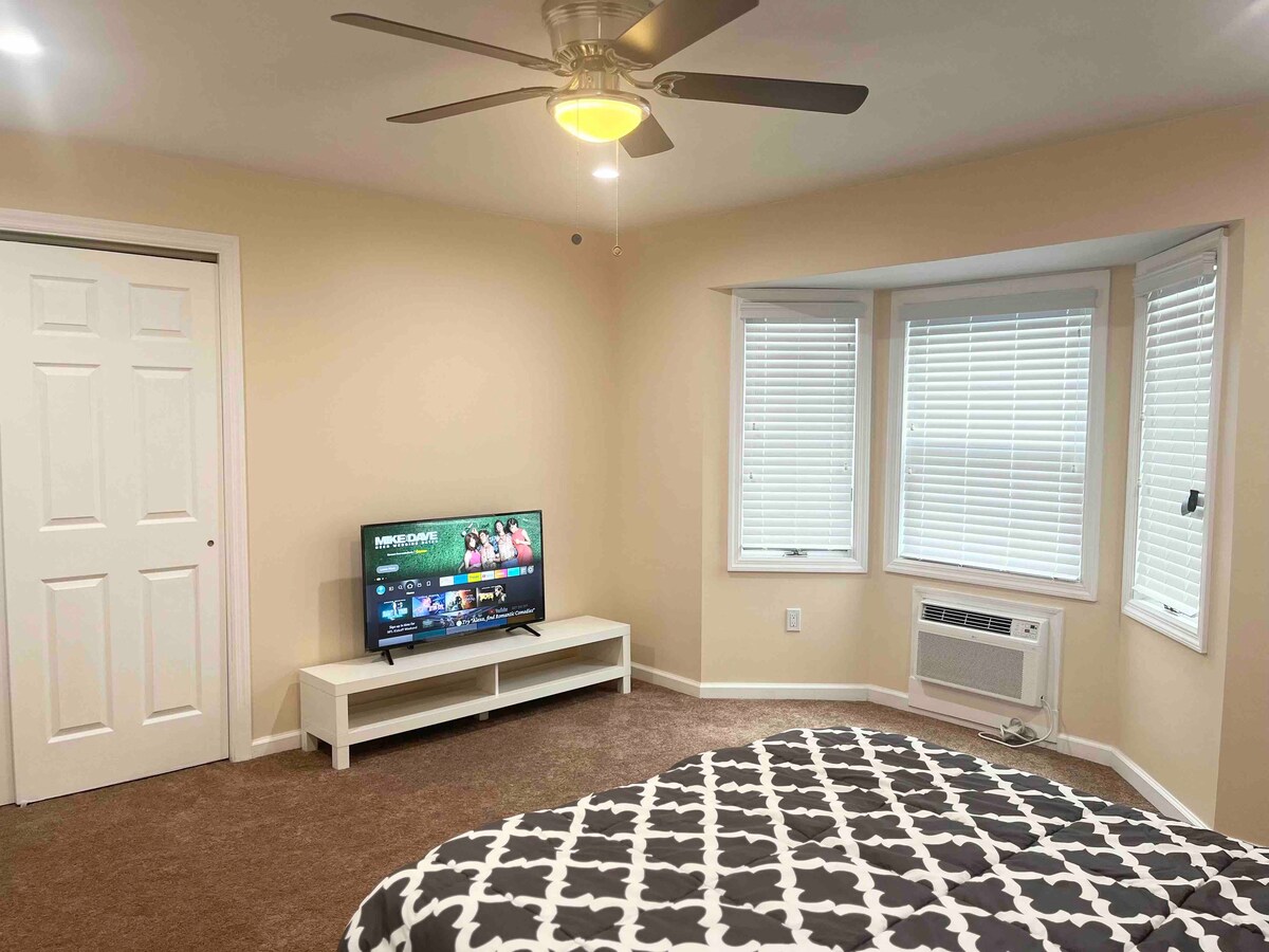 Modern, stylish and spacious room in Holtsville.