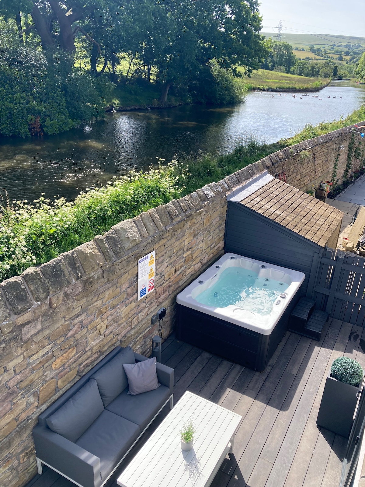 Luxury Canalside Apartment with Hot Tub