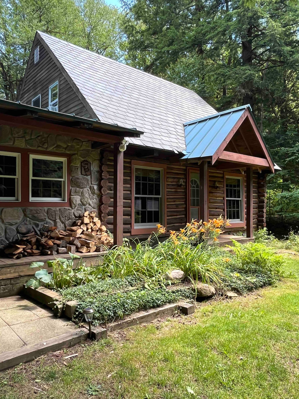 Hickory Creek Haven Creekside Log Cabin