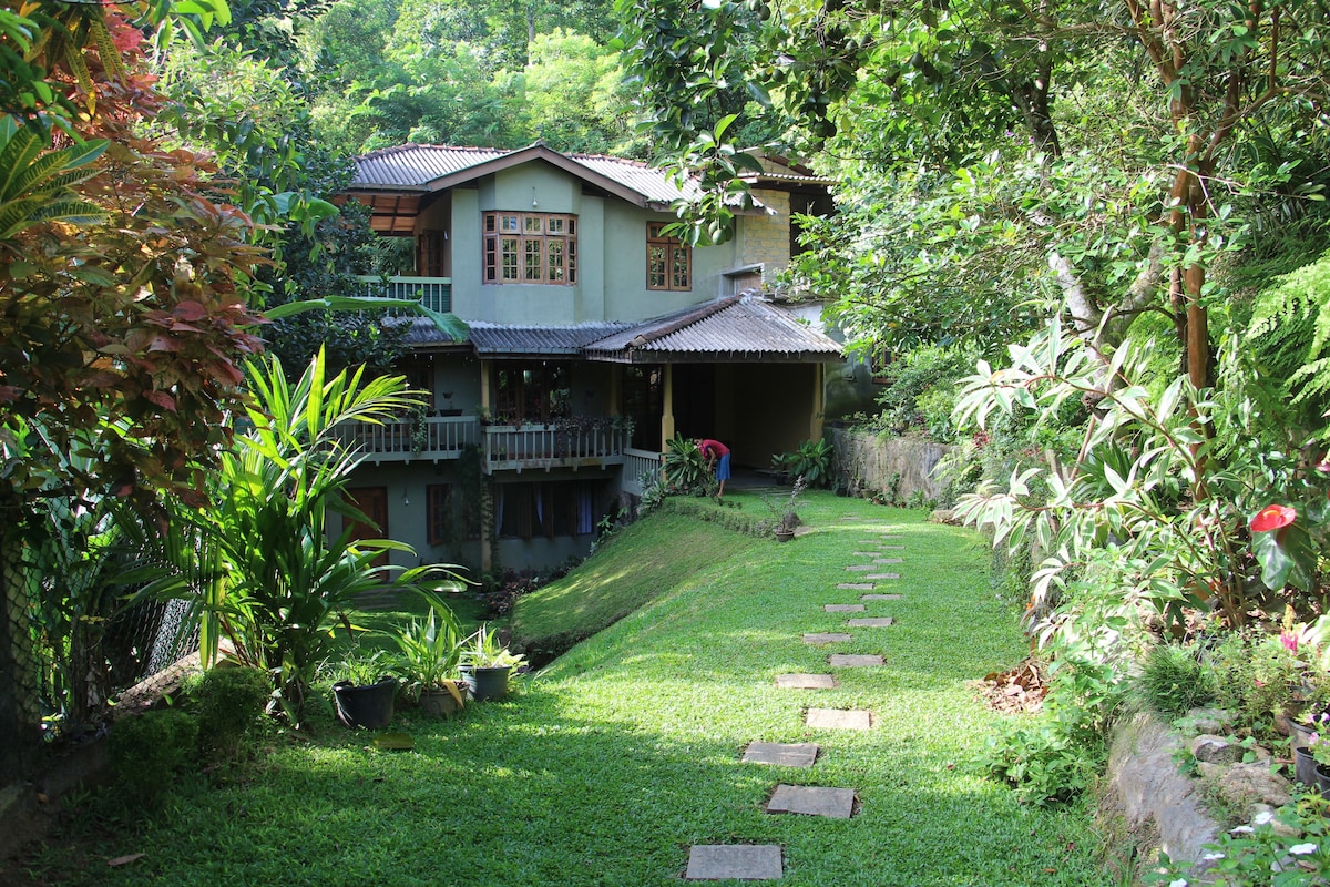 Kadugannawa民宿， Kandy。双人床房。