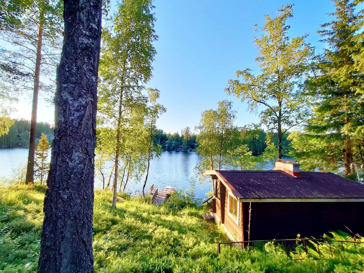 埃斯波湖畔可爱的夏季小屋。