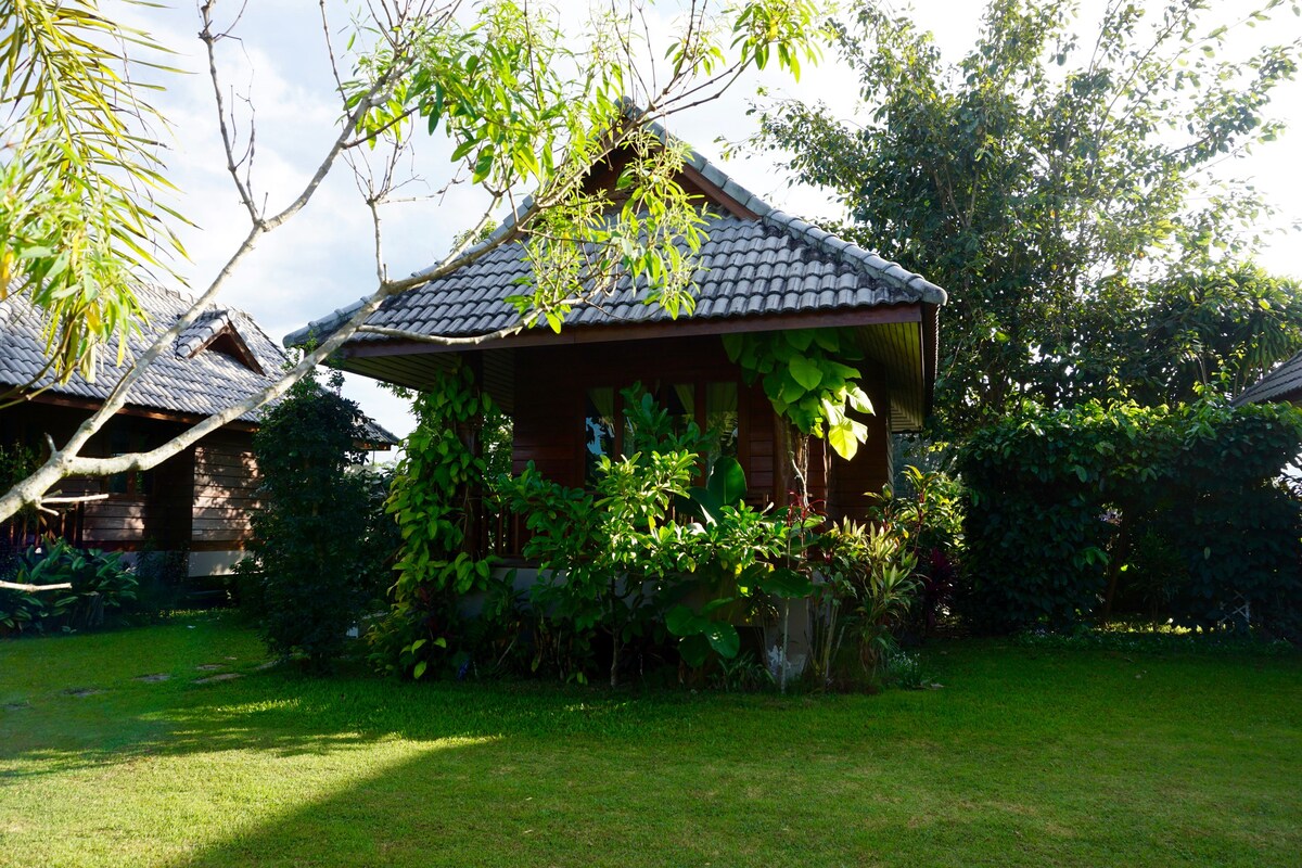 Takr Ł Kaiaw Garden Bungalow by the Rice Fields