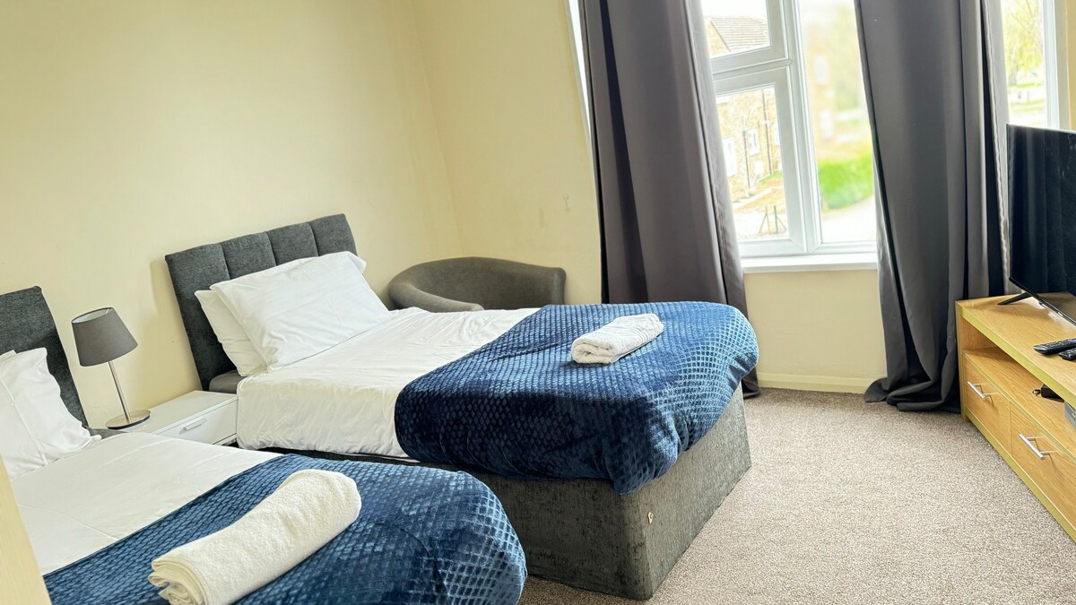 Spacious Two bedrooms accommodation Free Parking!