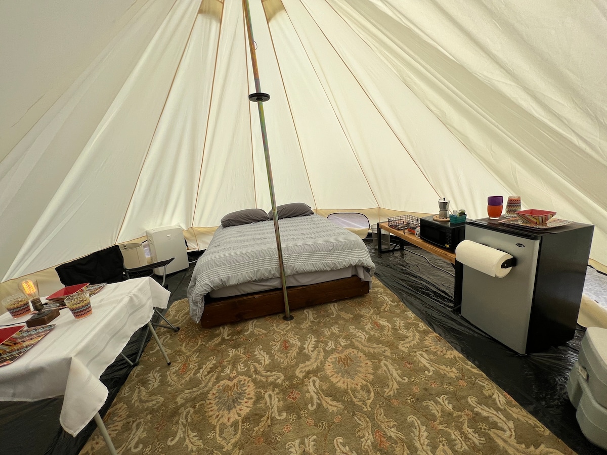 Glamping Tent 10 w/ Kitchen & Detached Outdoor BR