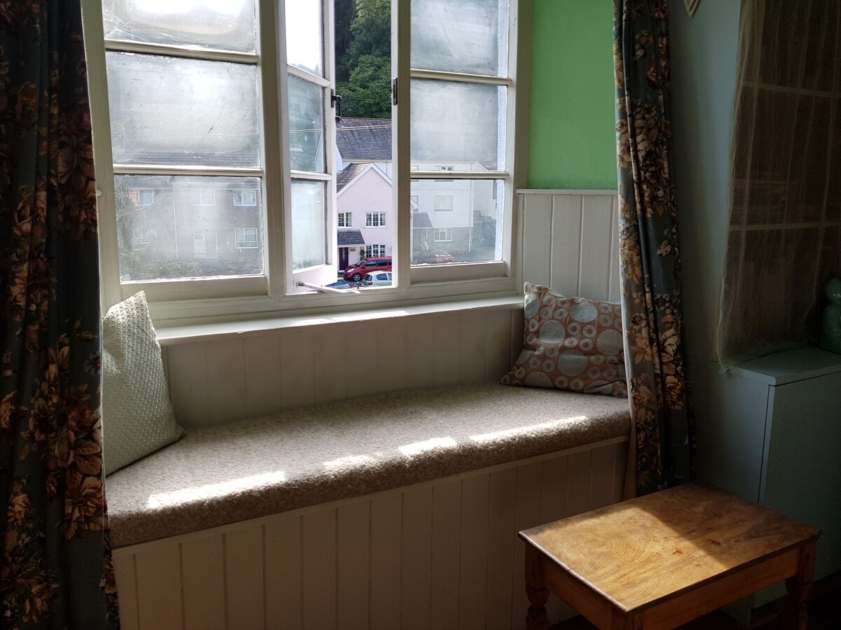 Ensuite double room & window seat beautiful flat