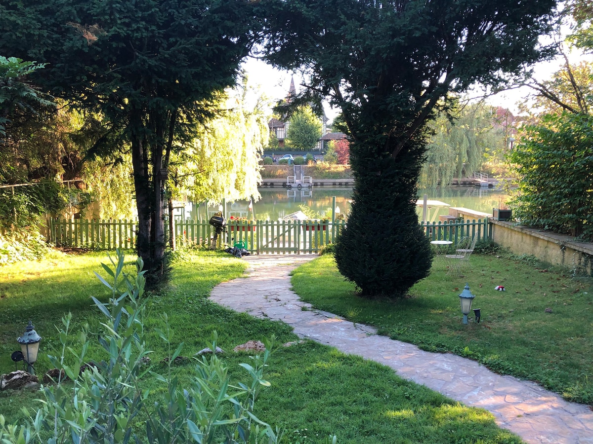 Chalet sur une île paisible limitrophe Paris