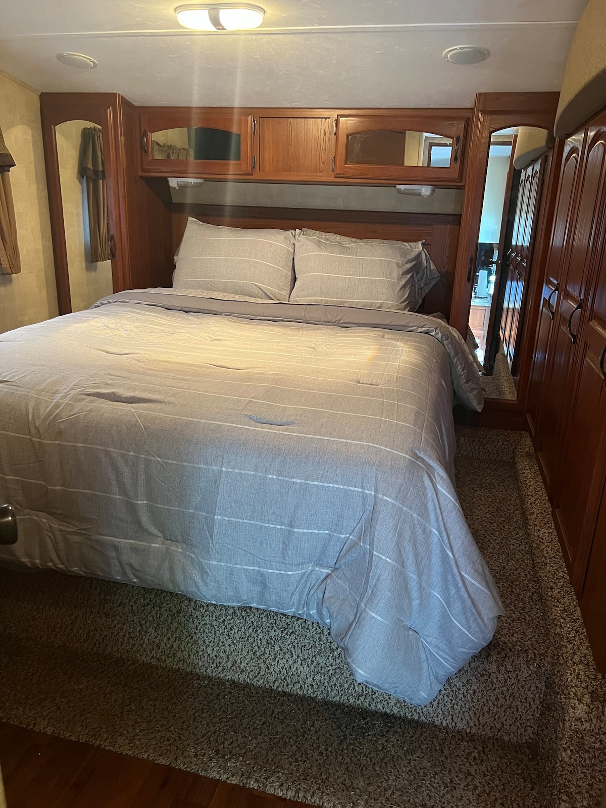 Lovely 2-Bedroom Keystone Sydney Outback 5th Wheel