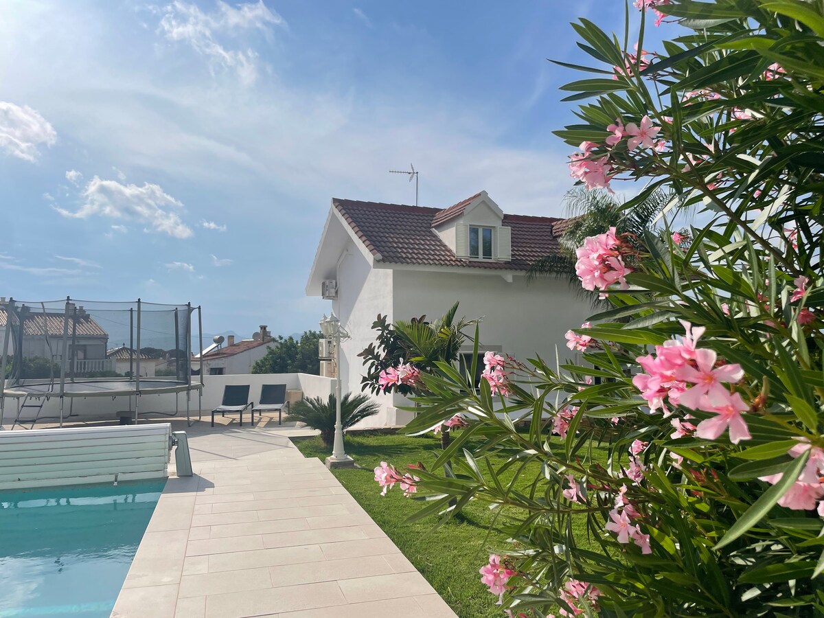 Quiet, cute house with a large pool near the beach