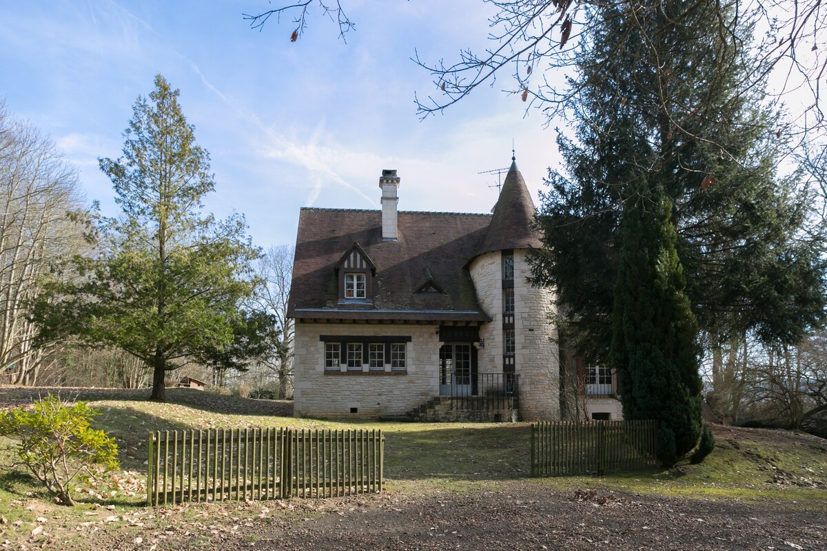 森林中的民宅，靠近罗谢福尔高尔夫城堡（ Golf-Chateau de Rochefort ）
