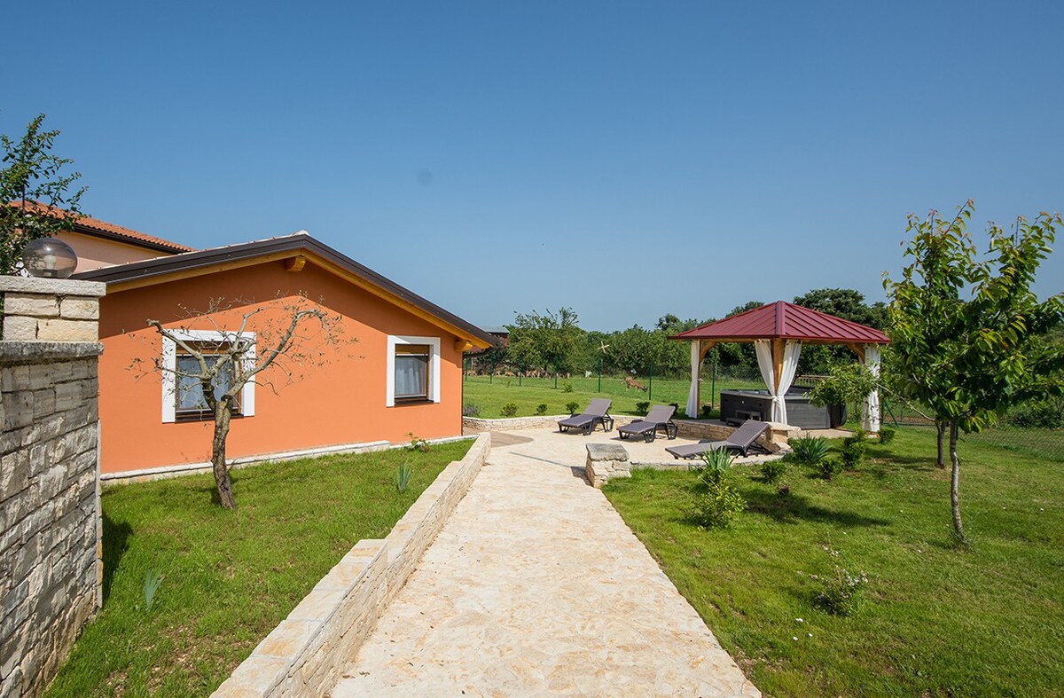 Villa Betiga 2, with pool and jacuzzi