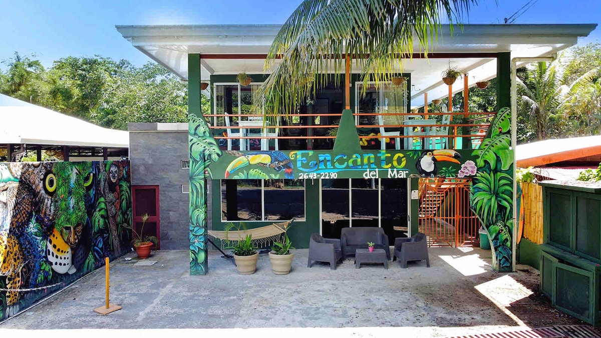 带泳池+酒吧的热带度假屋|距离海滩2分钟