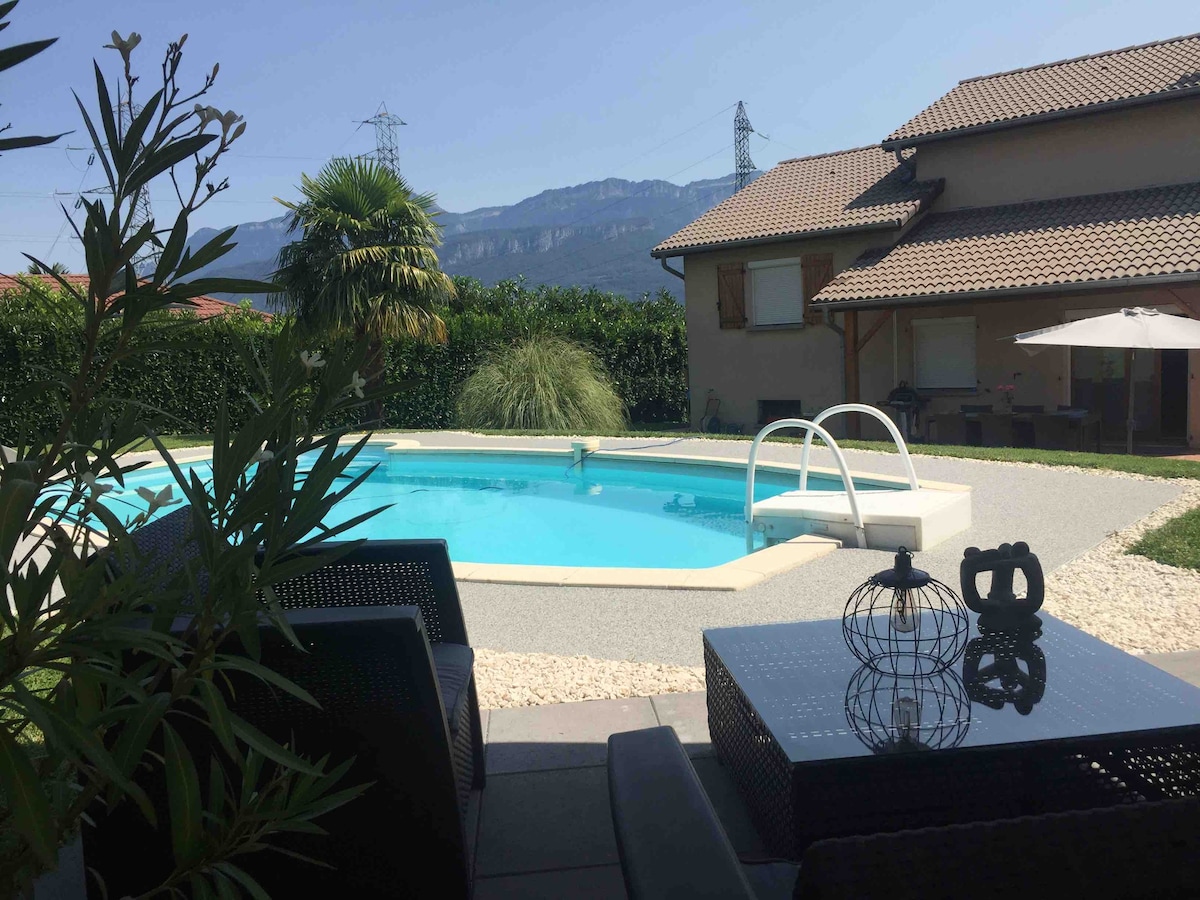 Villa à Moirans, piscine, montagnes et lacs.