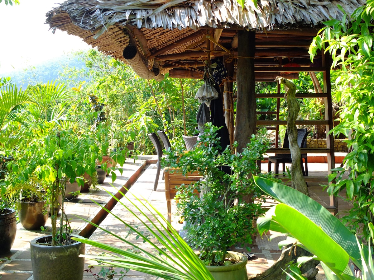 巴厘岛小屋1座迷人花园别墅，欣赏美丽的日落