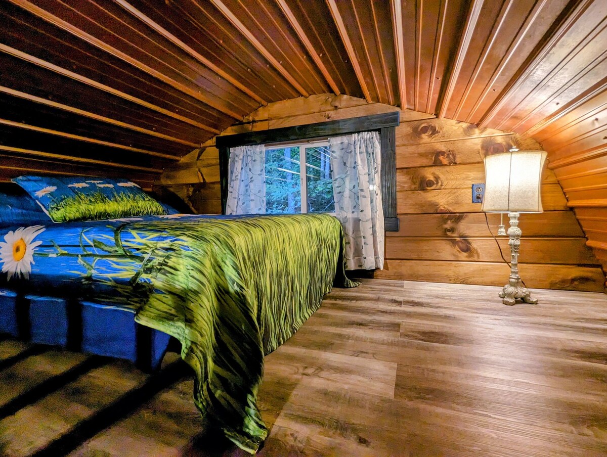 Sapphire Springs~ Forest cabin pretty decor, clean