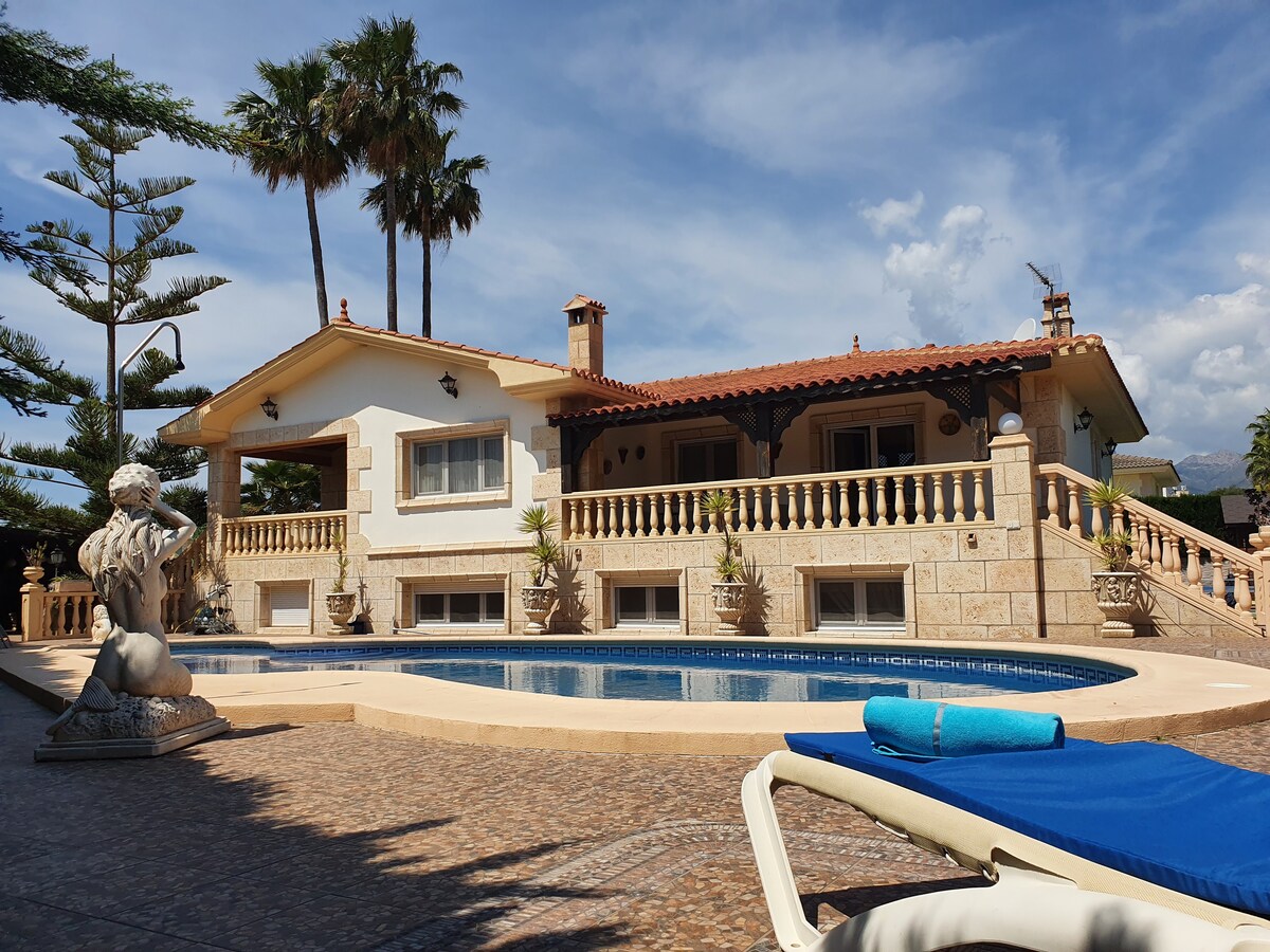 The "Villa Tres Palmeras" with private pool.