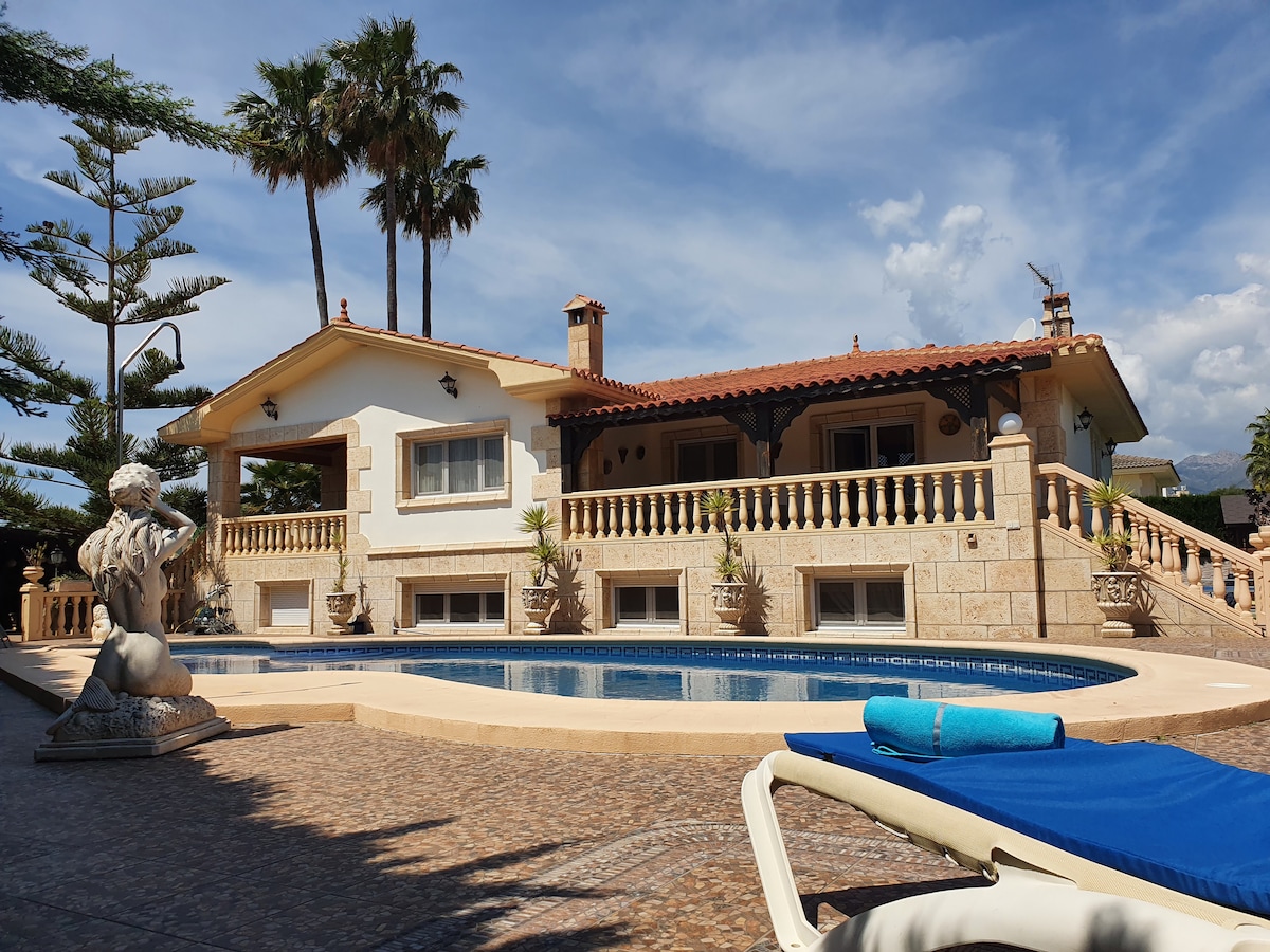 The "Villa Tres Palmeras" with private pool.